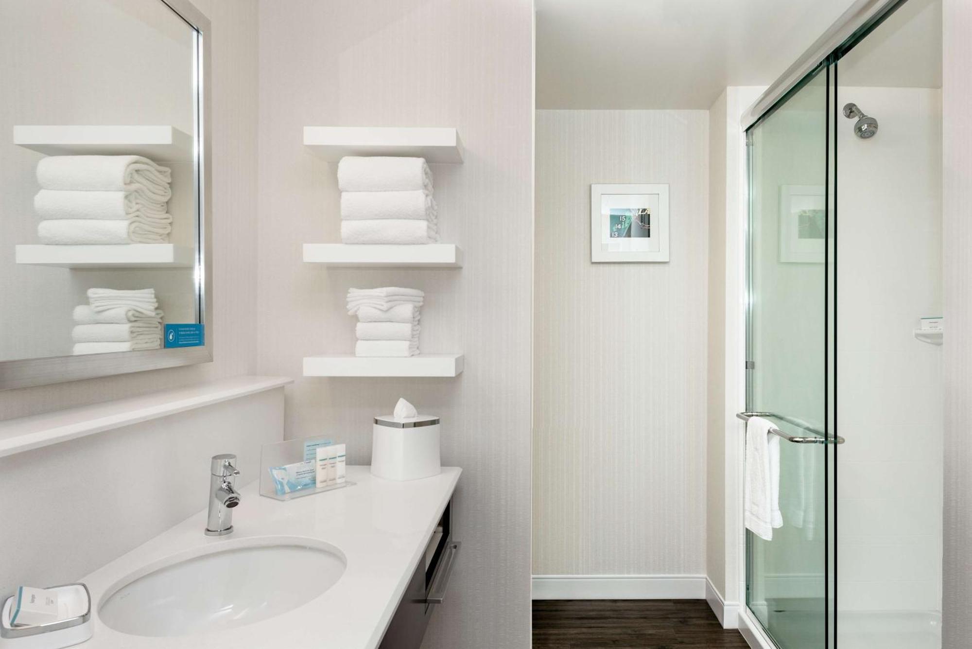 Hampton Inn & Suites By Hilton Seattle/Northgate Bagian luar foto