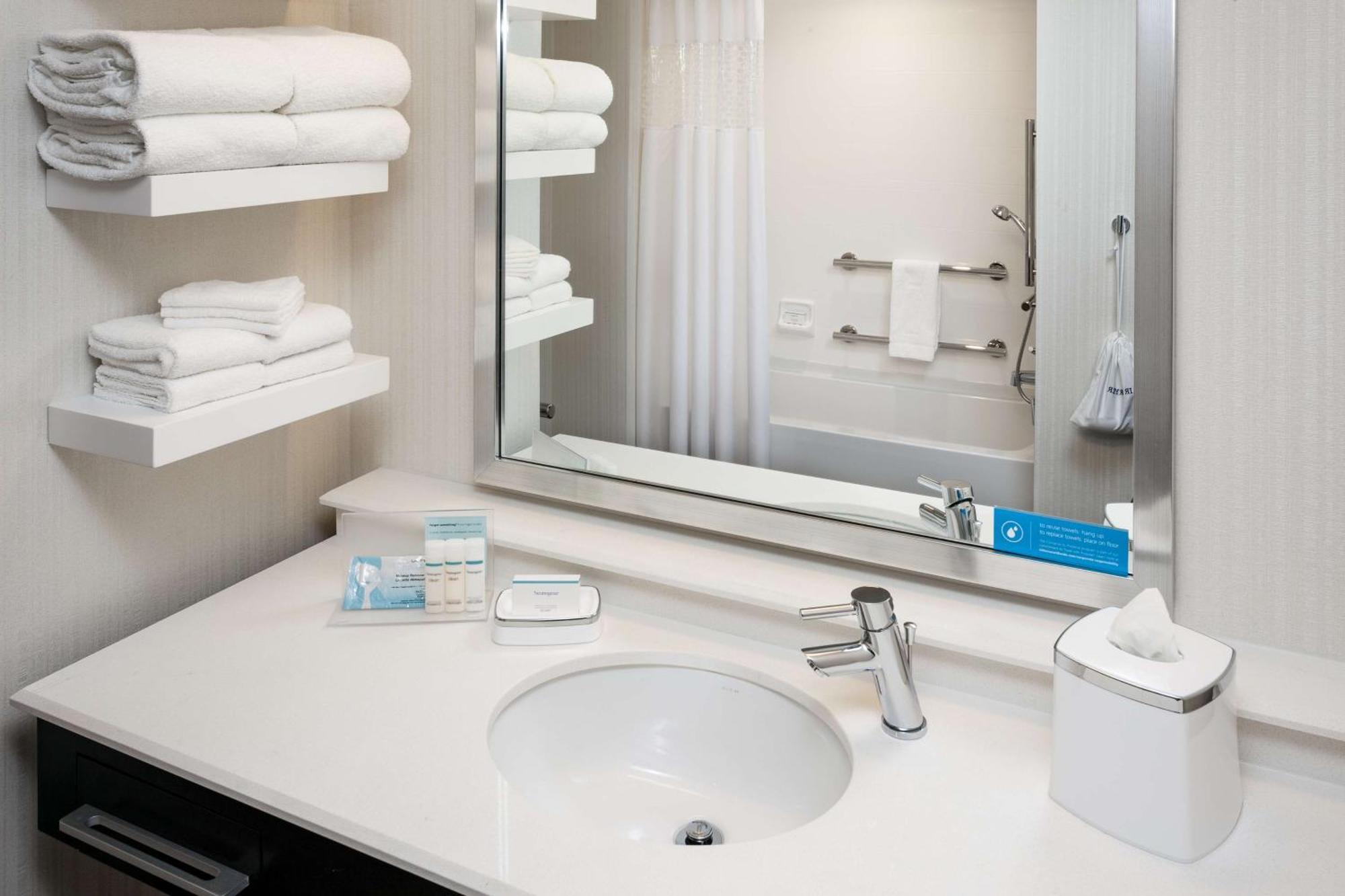 Hampton Inn & Suites By Hilton Seattle/Northgate Bagian luar foto