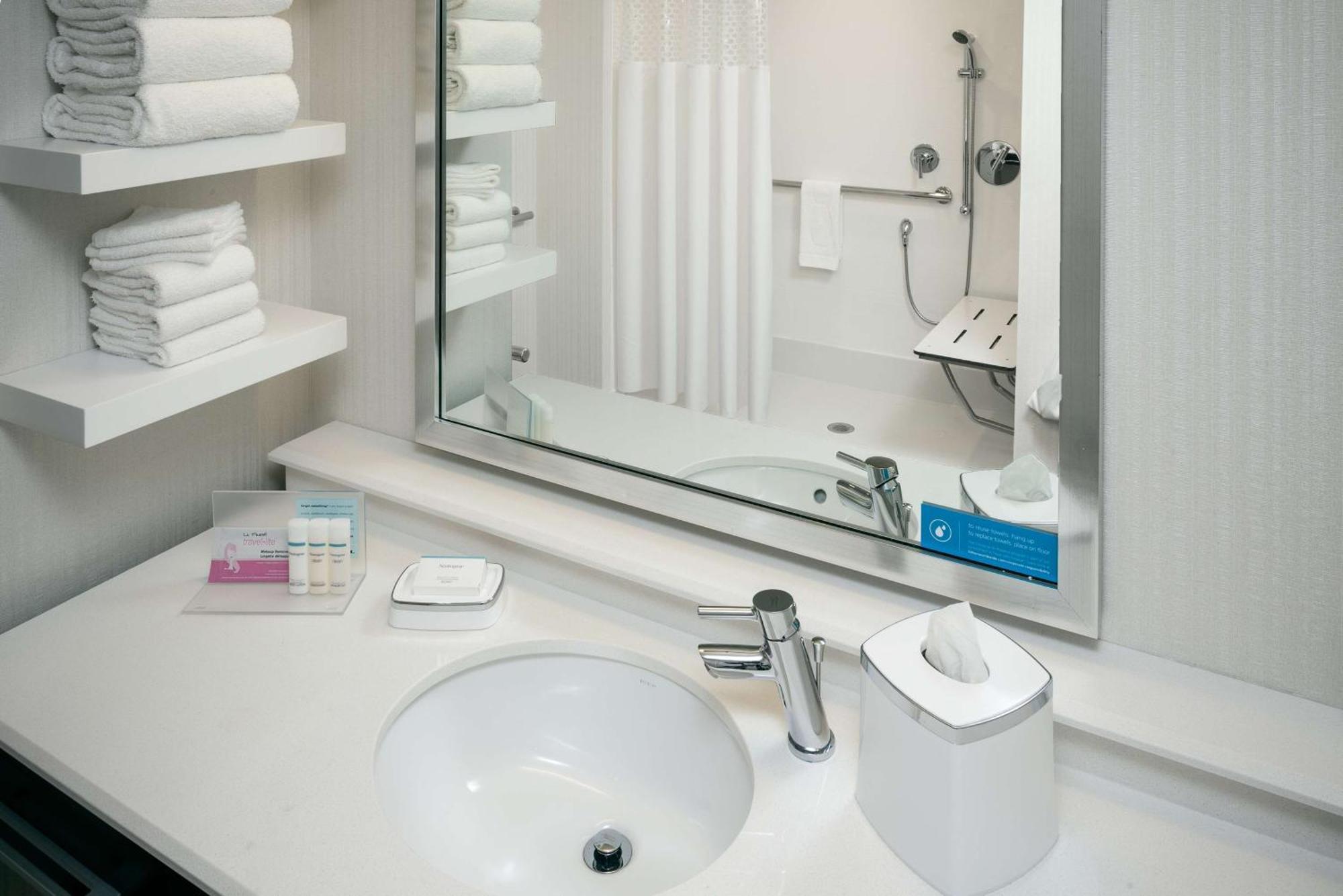 Hampton Inn & Suites By Hilton Seattle/Northgate Bagian luar foto