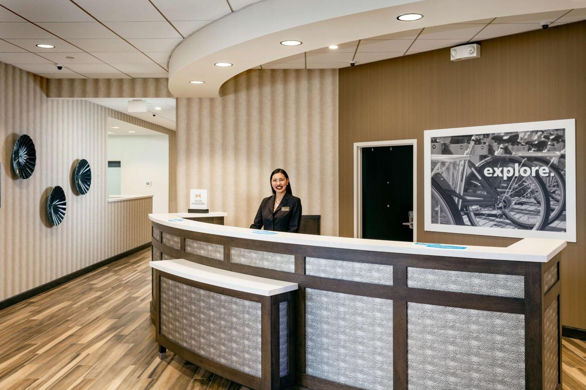 Hampton Inn & Suites By Hilton Seattle/Northgate Bagian luar foto